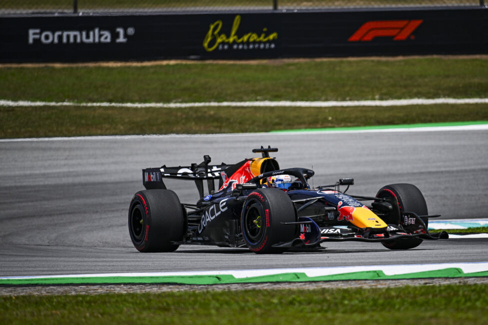 Max Verstappen und George Russell haben den Auftakt der Formel 1 in Malaysia dominiert - beim Comeback auf der Strecke i