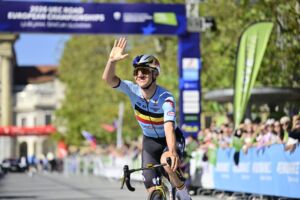 Der belgische Radstar Remco Evenepoel hat sich am Sonntag trotz eines Sturzes in der vorletzten Runde seinen ersten Tite