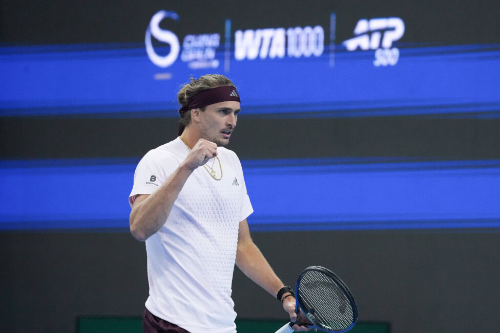 Drei Sätze, zwei Tiebreaks: Zverev müht sich ins Shanghai-Viertelfinale