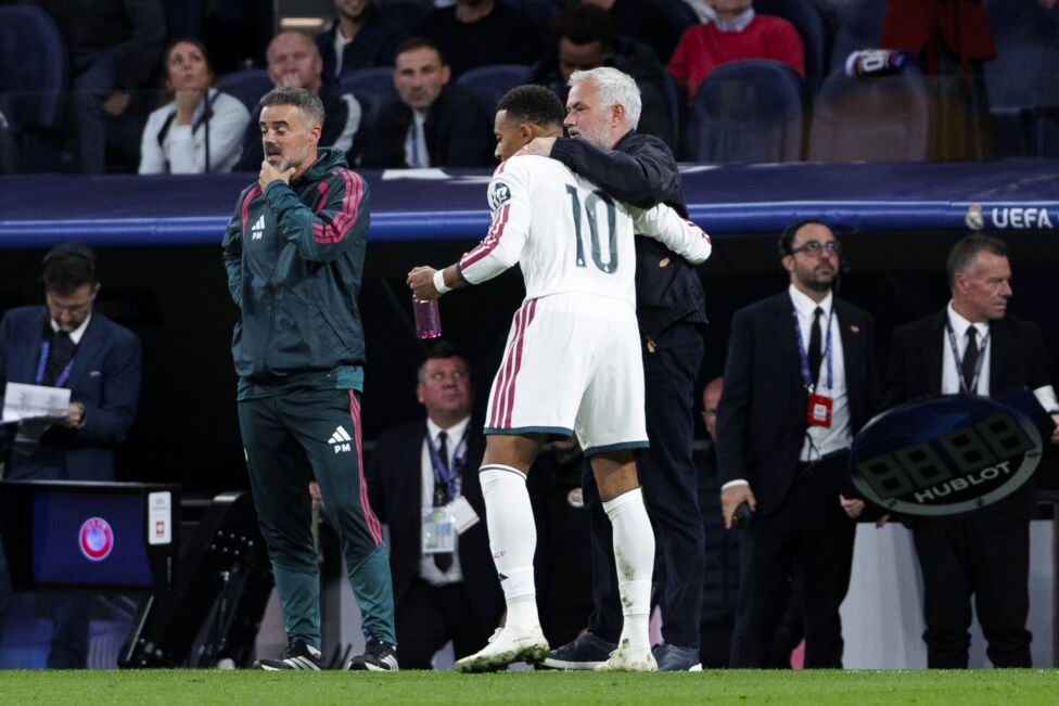 Kylian Mbappé und Jose Mourinho werden nach dem 2:1 (1:0) von Real Madrid im Clasico beim FC Barcelona von der spanische